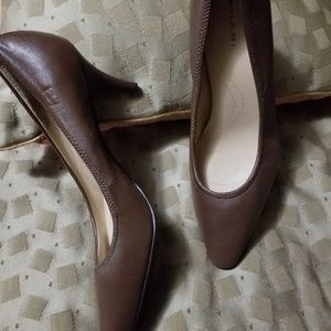 Brown woman pumps